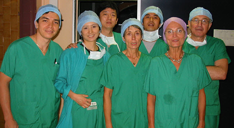 Bác sĩ Thuận cùng các đồng nghiệp Pháp, Nhật Bản, Australia, Costa-Rica