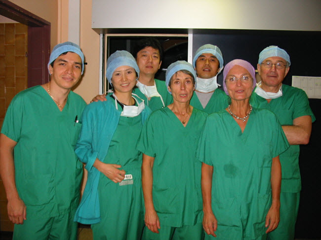 Bác sĩ Thuận làm việc cùng Bác sĩ Fransoise Firmin, nguyên chủ tịch hội phẫu thuật tạo hình Pháp, chuyên gia hàng đầu thế giới về tạo hình tai (Hàng đầu bên phải) cùng các đồng nghiệp Nhật Bản, Australia, Costa-Rica