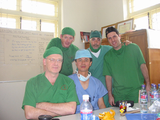Bác sĩ Thuân làm việc cùng Đoàn Phẫu thuật Nụ cười Châu Âu